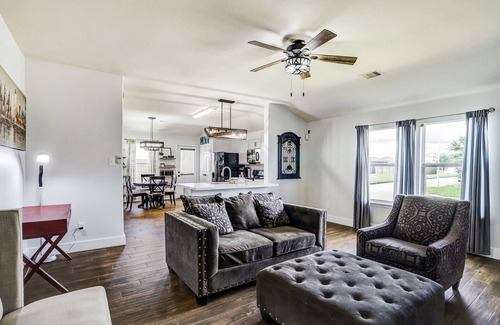 Northeast Houston Casa | Conveniently located by IAH Airport and Highways. Family and Pet-friendly.