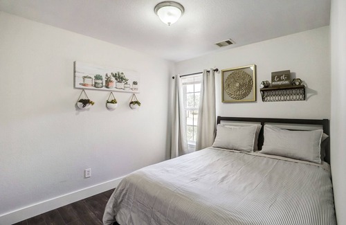 Northeast Houston Casa | Conveniently located by IAH Airport and Highways. Family and Pet-friendly.
