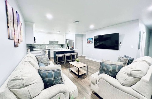 Metairie Apartamento | Conveniently Located Contemporary 6 Bed/6 Bath 15 Min to Downtown