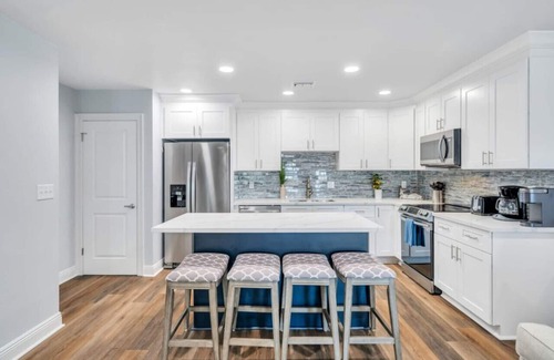 Metairie Apartamento | Conveniently Located Contemporary 6 Bed/6 Bath 15 Min to Downtown