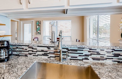 Westchase Condominio | Conveniently located condo with on-site pool, private balcony, AC, & W/D