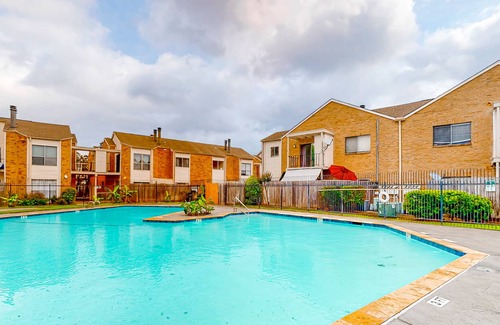 Westchase Condominio | Conveniently located condo with on-site pool, private balcony, AC, & W/D