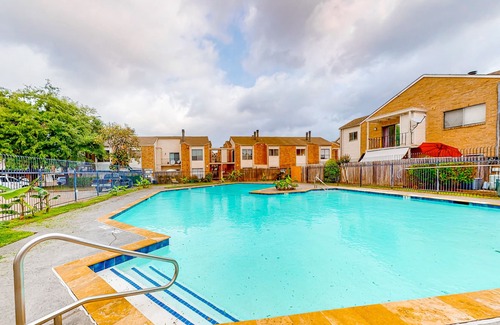 Westchase Condominio | Conveniently located condo with on-site pool, private balcony, AC, & W/D