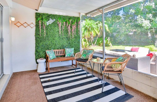 Bay Crest Park Casa | Conveniently located home with pool, Ping-Pong, screened patio, grills, & W/D