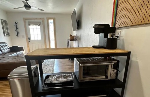 Parkrose Casa | Conveniently Located Santa Fe Style Guesthouse