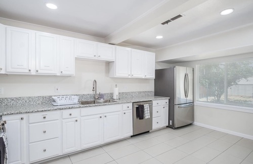 Raisin Casa | Conveniently located to Airport and Downtown