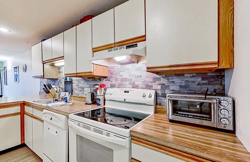 Village at Kearsarge Casa | Conveniently located townhouse with screened porch, pool, & washer/dryer