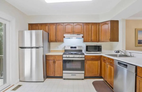 Franconia Casa | Conveniently Located Alexandria Townhouse