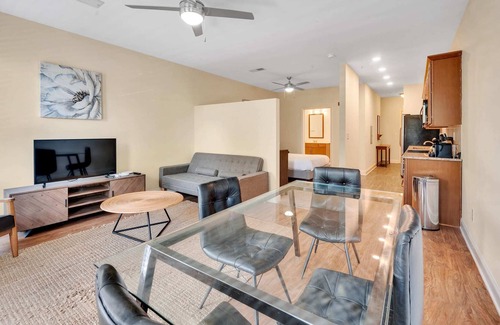 Wesley Heights Apartamento | Conveniently Located Studio with Sunny Balcony