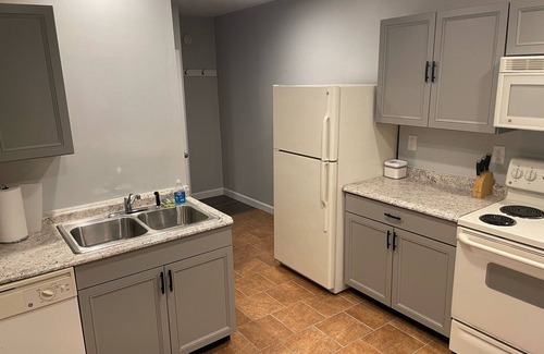 Fairlea Apartamento | Conveniently Located and Modernly Stylish. Close to fairgrounds and GVMC