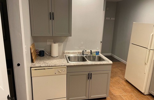 Fairlea Apartamento | Conveniently Located and Modernly Stylish. Close to fairgrounds and GVMC