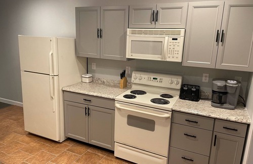 Fairlea Apartamento | Conveniently Located and Modernly Stylish. Close to fairgrounds and GVMC