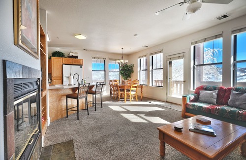 Pinebrook Condominio | Convenientemente ubicado - Park City condominio con terraza y vistas a la montaña