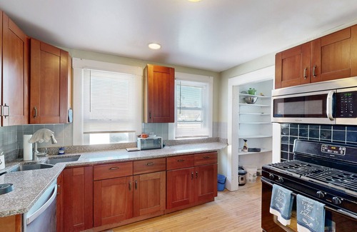 Midway Casa | Conveniently located home with full kitchen and washer/dryer