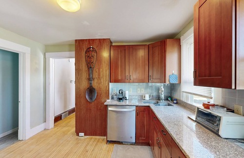 Midway Casa | Conveniently located home with full kitchen and washer/dryer