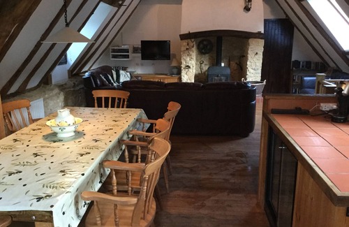 Saint-Germain-de-Belves Casa | Converted Barn,full of character, with large pool and grounds