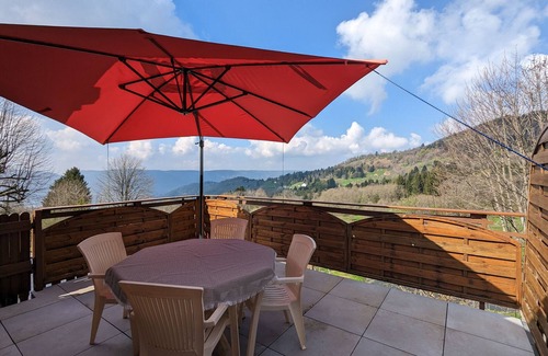 Saulxures-sur-Moselotte Cabaña | Capilla transformada en casa rural independiente con terraza y chimenea