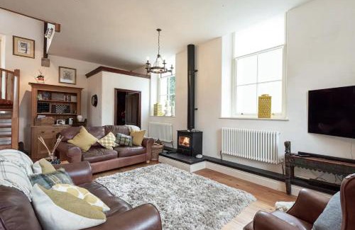 Dwygyfylchi Casa | Converted Chapel, Stunning Sea & Mountain Views!