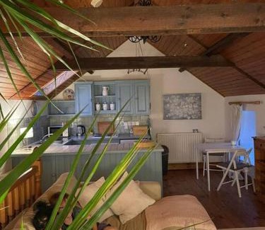 Coleraine Apartamento | Converted Victorian Coach House on the North Coast