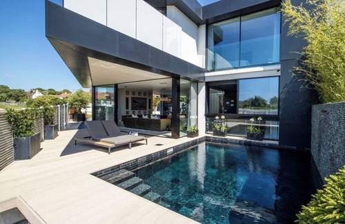 Cooden Casa | Cooden Beach: 4BD Retreat with Pool and Cinema