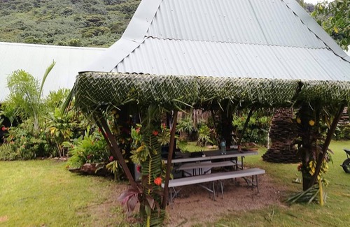 Otumai Casa | Cook's Bay Beach Bungalow