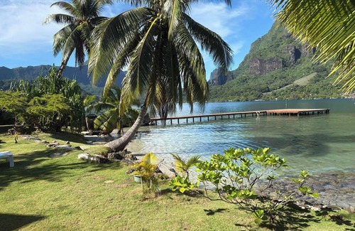 Otumai Casa | Cook's Bay Beach Bungalow