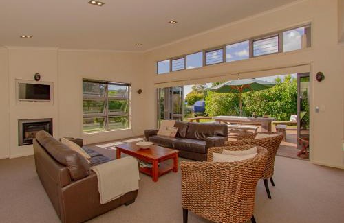 Cooks Beach Casa | Cooks Getaway - Cooks Beach Holiday Home