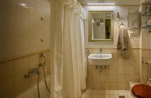 Voula Apartamento | Cool ambiance, 2Brs , Private Garden & Parking