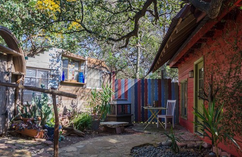 Travis Heights Cabina | Fresco artístico cabina Treehouse zona de South Congreso Dist y el centro!