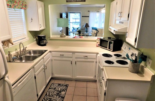 Port Royal Casa | Cool Coastal Cottage - 2 miles from Parris Island - 1 mile From Sands Beach!