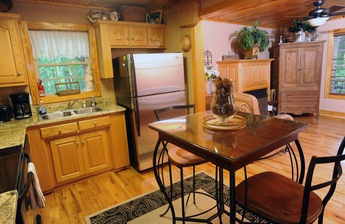 Blowing Rock Cabaña | COOL 4800 ft. SLEEPS 8 PLUS SOFA