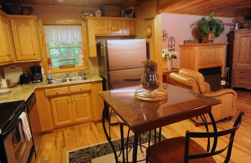 Blowing Rock Cabaña | COOL 4800 ft. SLEEPS 8 PLUS SOFA
