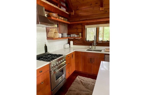 Athens Casa | Cool & Cozy Cabin by the Lake