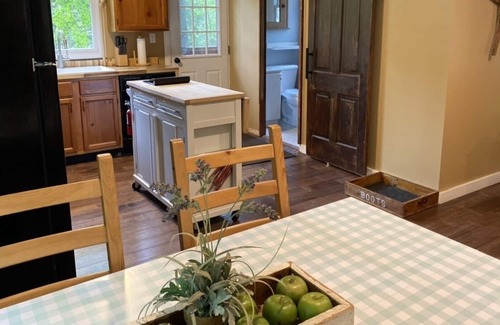 Irons Cabina | Cool Creek Cabin 1 Bedroom 1 Bath on 10 Acres w/creek frontage