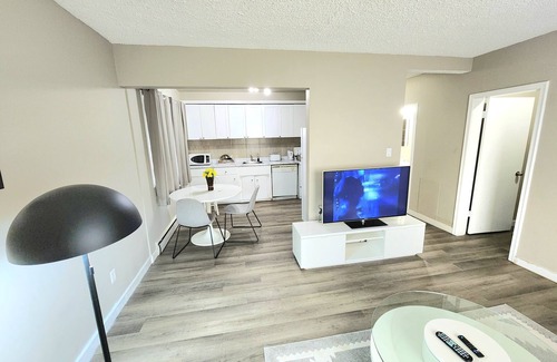 North Central Edmonton Apartamento | Cool entire suite on Jasper Avenue Downtown.