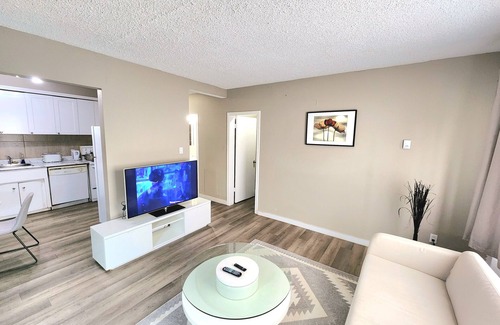 North Central Edmonton Apartamento | Cool entire suite on Jasper Avenue Downtown.