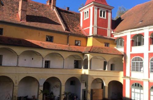 Ilz Apartamento | Cool Flat at Renaissance Castle - 2BR