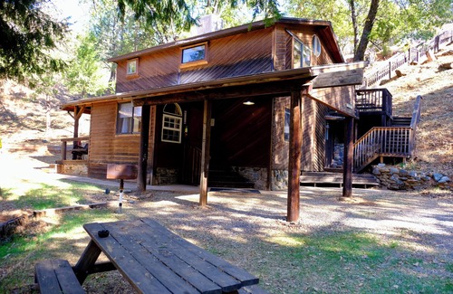 Midpines Casa | Cool Hippie House off Highway 140 and 27 miles from Yosemite Valley