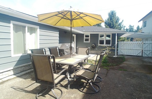 Lincoln Casa | Cool Mid-Century Bungalow!