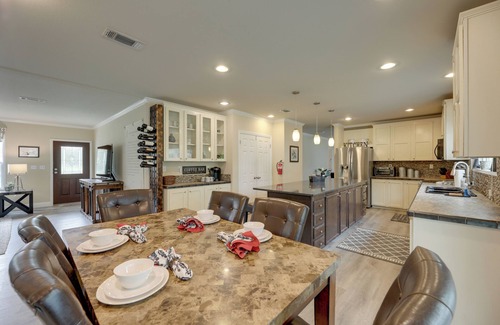 Sublime Casa | 5 Mi to Splashway Waterpark: Cabin in Rock Island