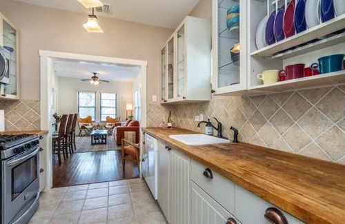 Monte Vista Casa | Mint Chip-SATX. Cool oasis on the St Mary Strip