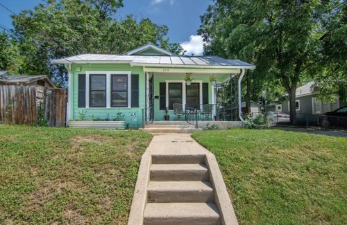Monte Vista Casa | Mint Chip-SATX. Cool oasis on the St Mary Strip
