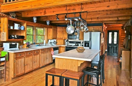 Rosman Cabina | Cool off in the mountains! Enjoy a real log home with endless views .