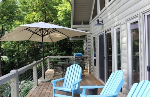 Rosman Cabina | Cool off in the mountains! Enjoy a real log home with endless views .