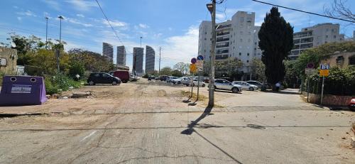 Ramat Gan Apartamento | COOL PLACE חדרים מפוארים בר"ג - חניית רכבים חינם - מיקום מרכזי בין פ"ת לת"א - קרוב לבי"ח "שיבא" - לשירות האורחים כורסת מסאז' ומכונת נספרסו - חשבונית מס l
