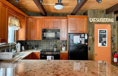 Mountain Acres Cabina | Cool Runnings Cabin: Rustic + Spacious w. Fireplace + FirePit 12 min to Stratton