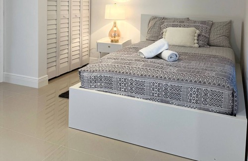 Greenacres Apartamento | Cool studio, all new, perfect for a couple. strategically located to enjoy WPB !