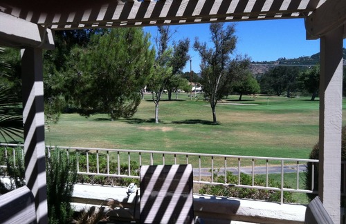Escondido Casa | Veranos frescos + inviernos cálidos en un campo de golf de 18 hoyos