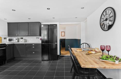 Teignmouth Apartamento | Coombe Bank - Seaboard spirit, contemporary chic with parking close to beach
