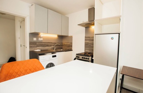 Coombe Hill Apartamento | Coombe Hill 2 bedroom House & Parking
